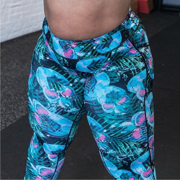 CONSTANTLY VARIED GEAR CVG SIZE LARGE MIAMI SKULLS CAPRI LEGGINGS - Picture 3 of 5